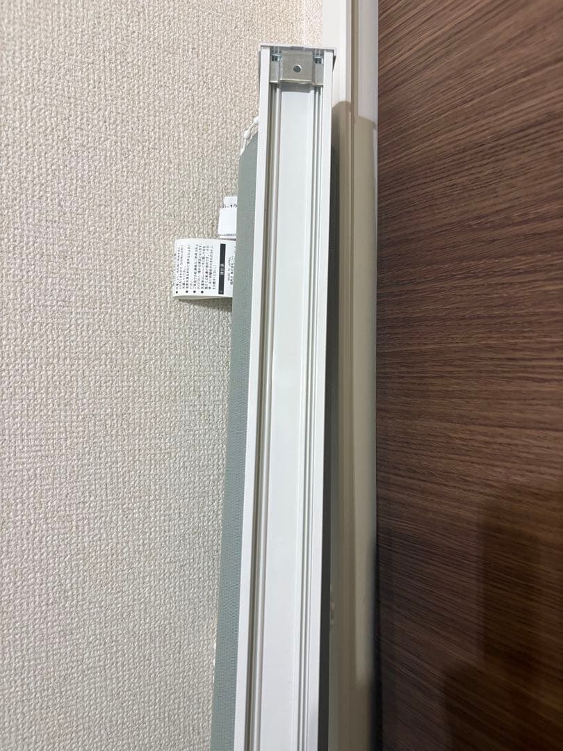 ニトリ　 ロールスクリーン　左操作のもの1つ　取付金具付き　高さ250×幅184