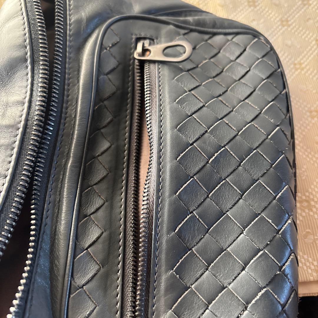 BOTTEGA VENETA カーキレザー ボディバッグ
