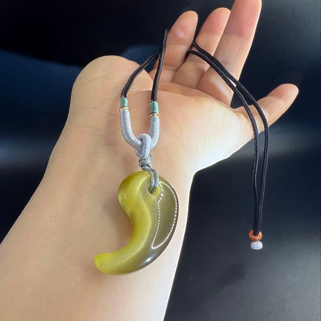 新品天然キャッツアイ翡翠 勾玉 のネックレス / オリーブグリーンD10149