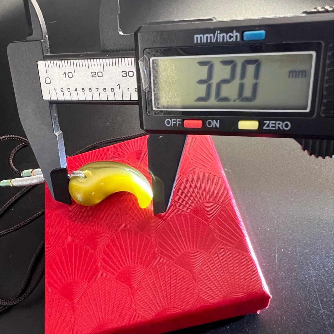 新品天然キャッツアイ翡翠 勾玉 のネックレス / オリーブグリーンD10149