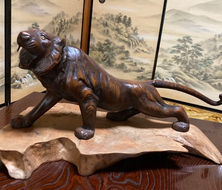 虎　トラ　置物　アンティーク　木製台座付き