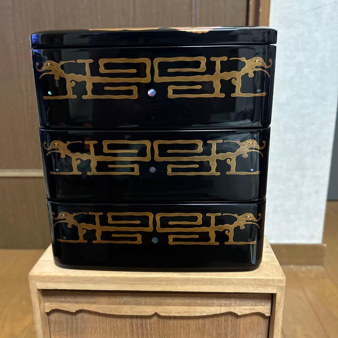 伝統的な輪島塗　黒漆の3段重箱と重台のセット