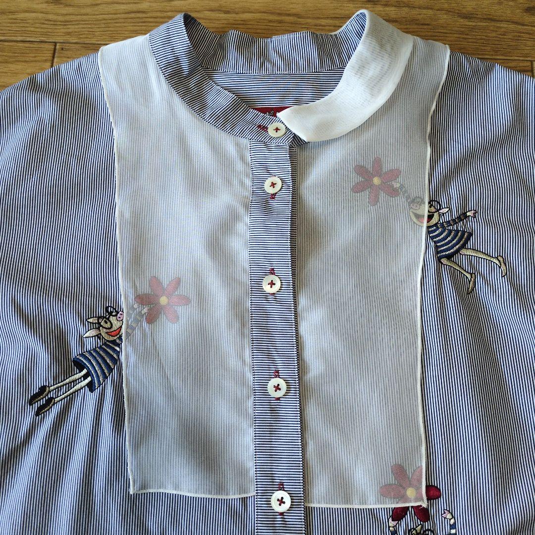 オレボレブラ♥️ぶたさん刺繍ブルーストライプチュール襟袖半袖ブラウス