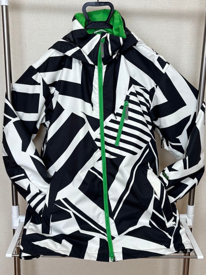 『白と黒の幾何学模様が特徴的なスノーボードウェアのジャケット』