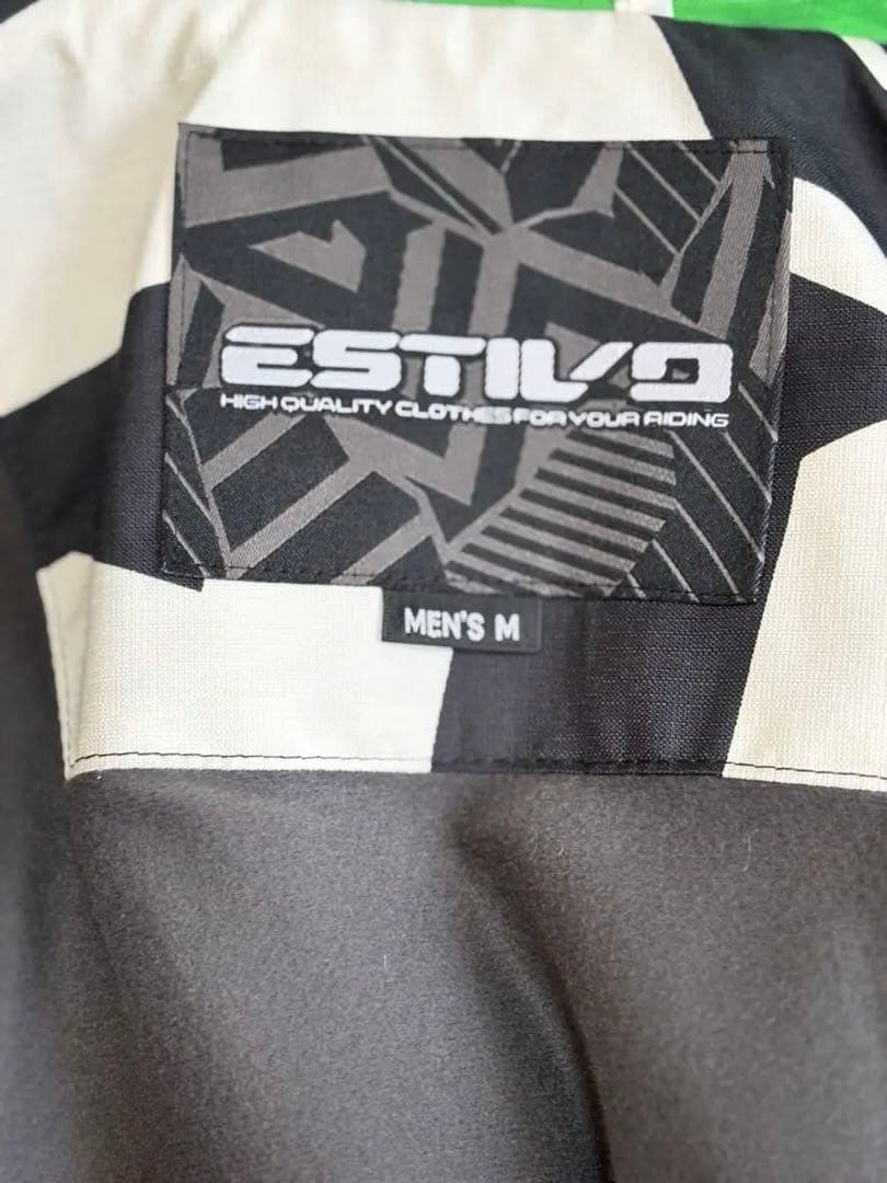 『白と黒の幾何学模様が特徴的なスノーボードウェアのジャケット』