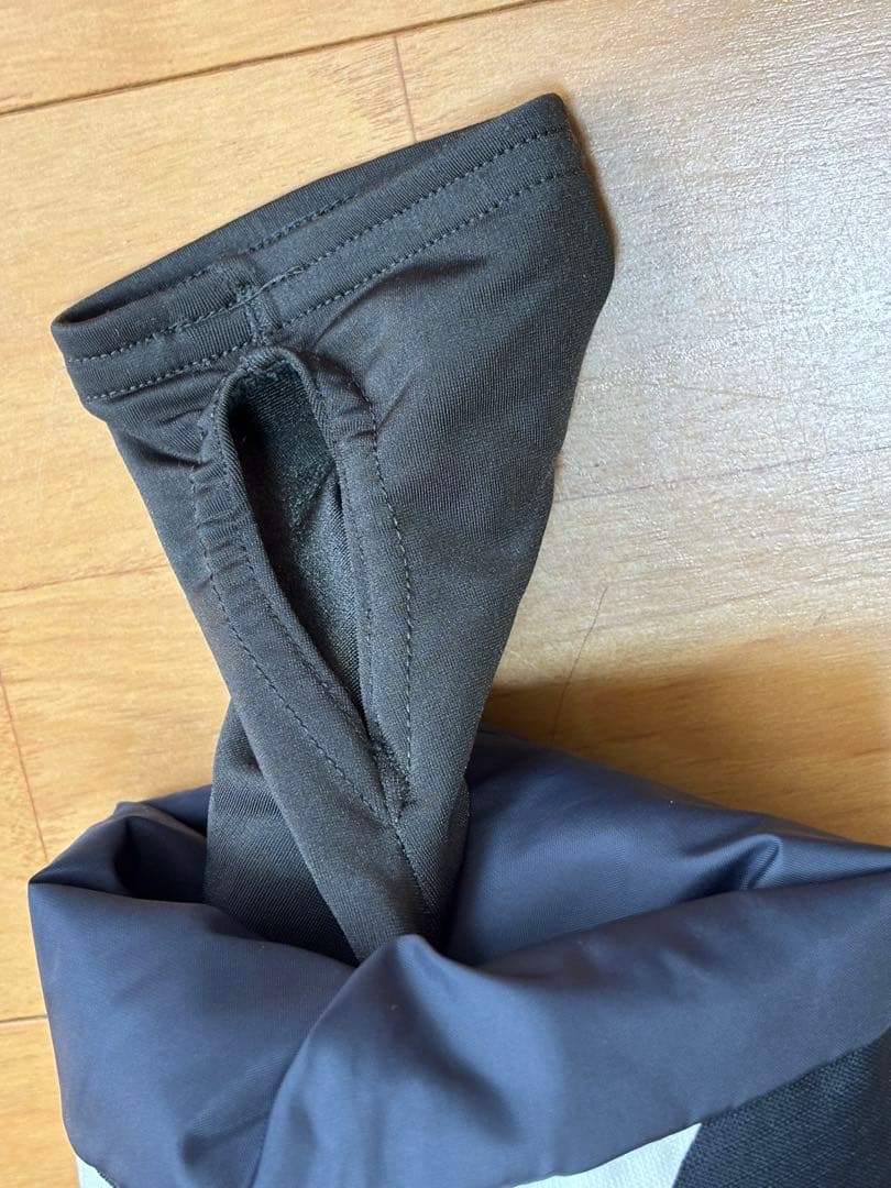 『白と黒の幾何学模様が特徴的なスノーボードウェアのジャケット』