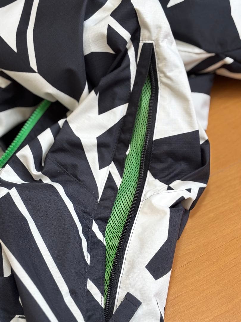 『白と黒の幾何学模様が特徴的なスノーボードウェアのジャケット』