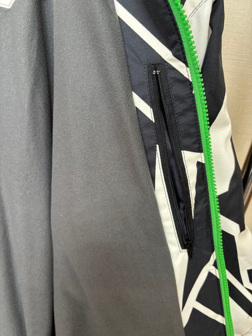 『白と黒の幾何学模様が特徴的なスノーボードウェアのジャケット』