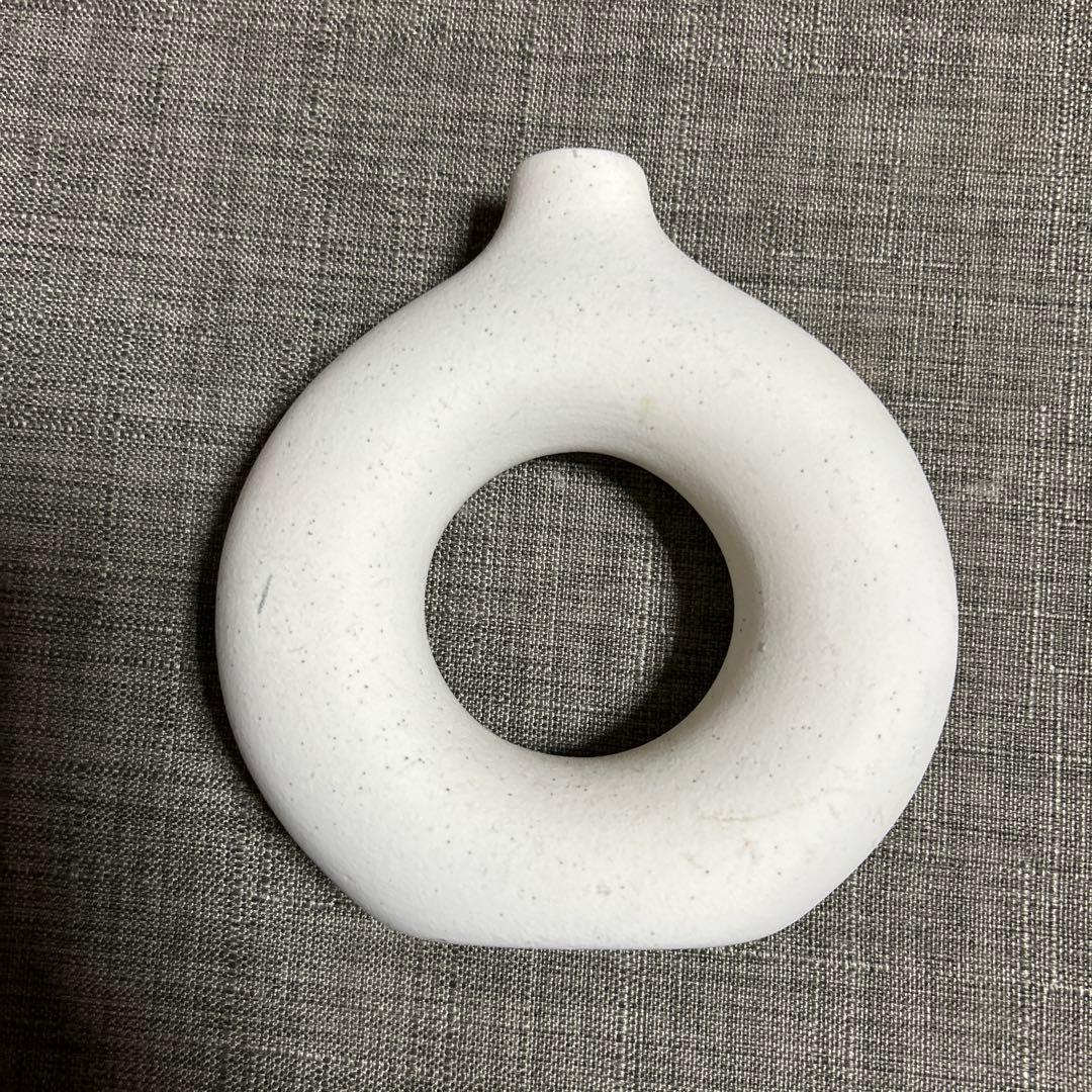新品　未使用　ホワイトドーナツ型花瓶　陶器