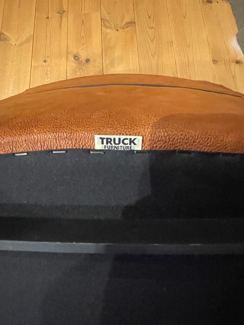 トラックファニチャー　FURROWED-LEATHER ARM CHAIR