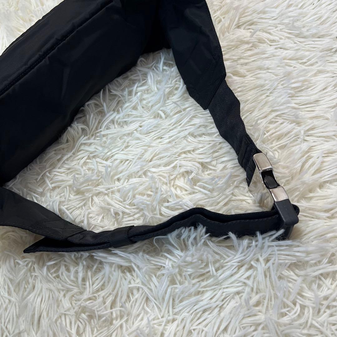 【未使用に近い】プラダ ボディバッグ 三角ロゴ ナイロン 黒 クロスボディ