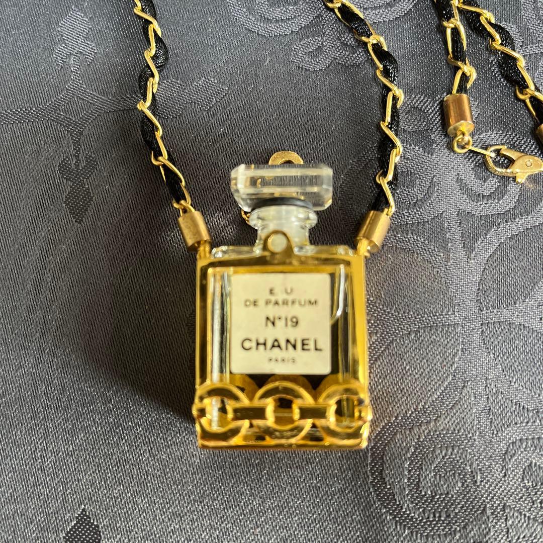 CHANEL N°19 香水ボトルペンダント