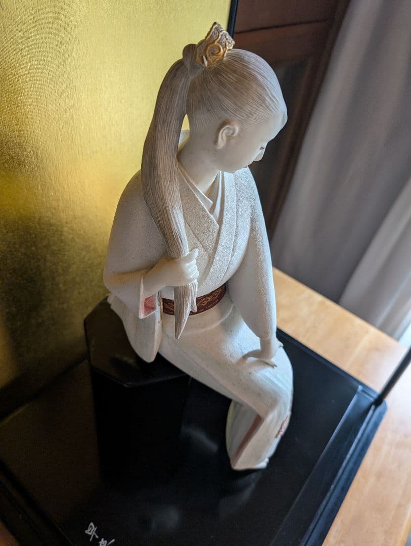 西頭哲三郎作 陶器製日本人形 「早春」- 繊細な美しさが光る逸品 レアな色紙つき