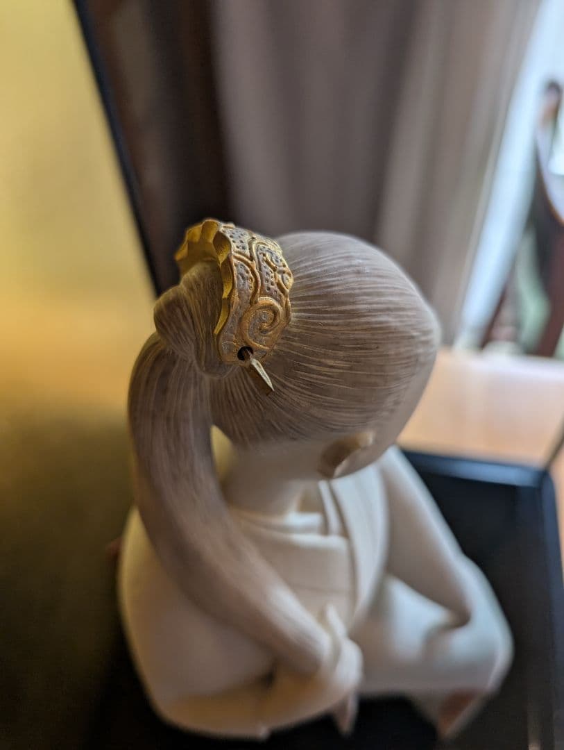 西頭哲三郎作 陶器製日本人形 「早春」- 繊細な美しさが光る逸品 レアな色紙つき