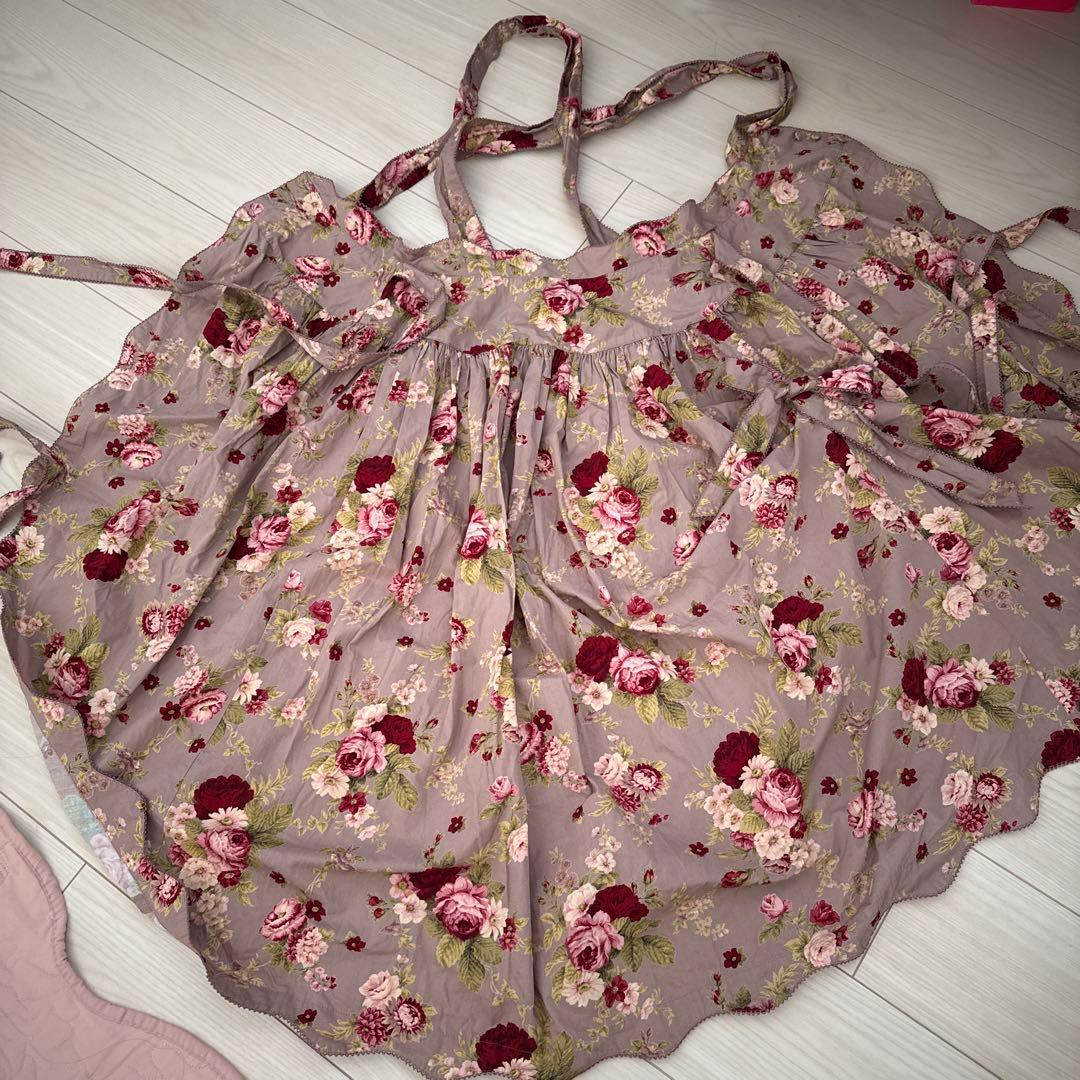 フリルたくし上げ付き花柄エプロンスカート