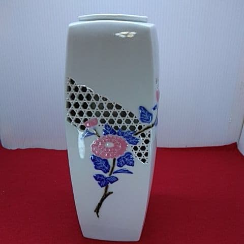 １２００ 蔵出し 珍品　有田焼 赤松白斎　白磁の花瓶　 透かし模様が魅力