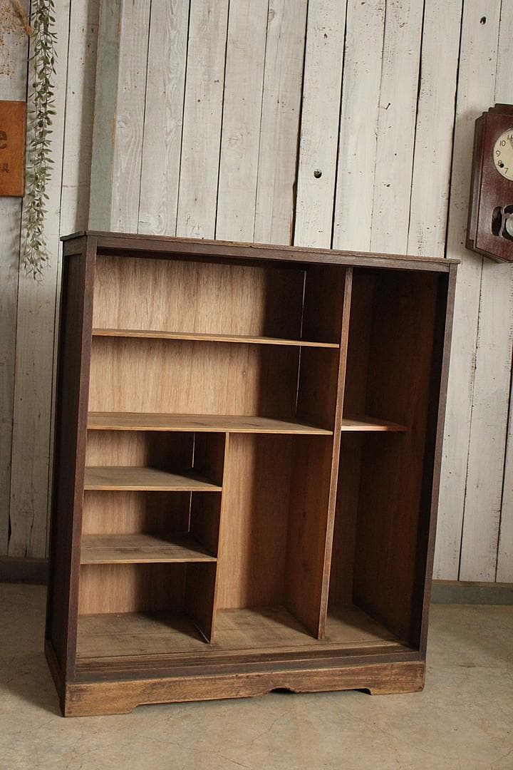 古く味のある木製の収納棚　食器棚　本棚　収納棚　古家具