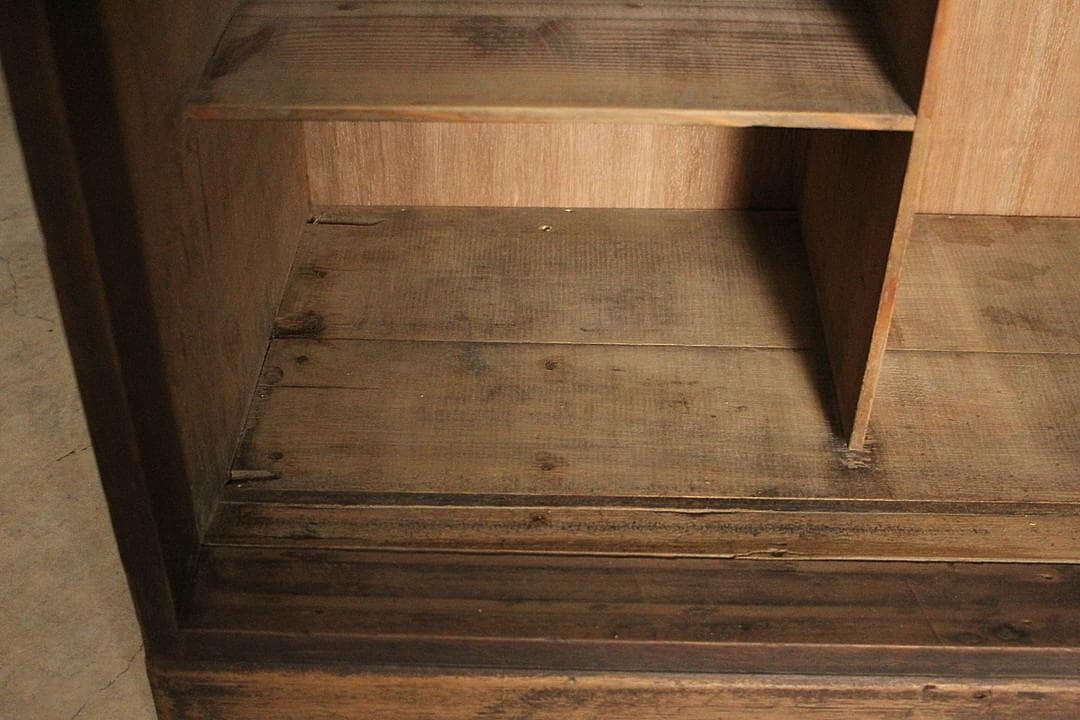 古く味のある木製の収納棚　食器棚　本棚　収納棚　古家具