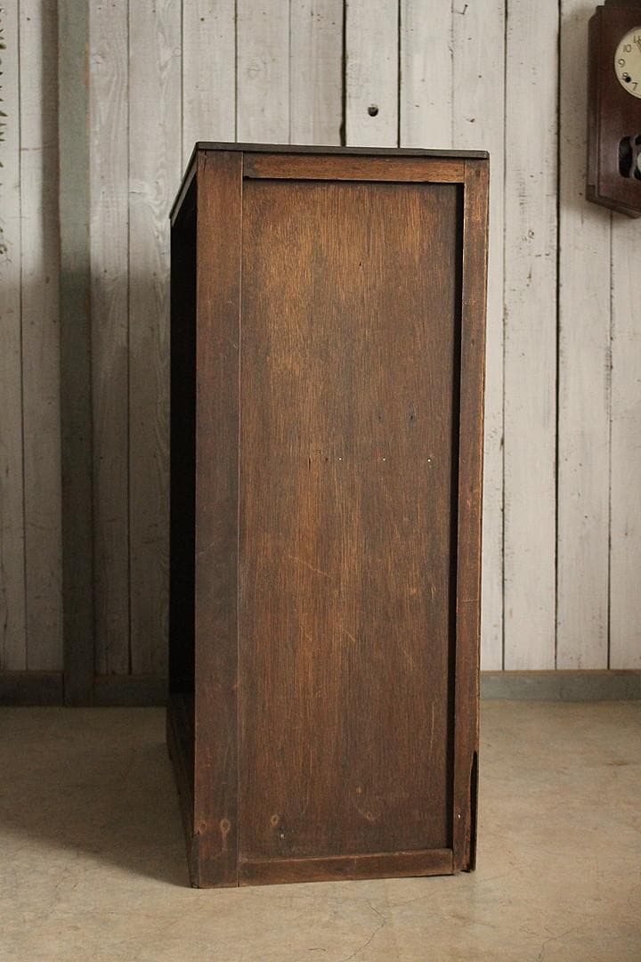古く味のある木製の収納棚　食器棚　本棚　収納棚　古家具