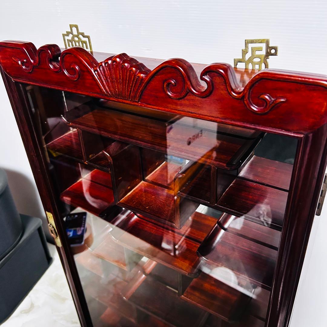 【美品】葡萄彫刻 木製ディスプレイ キャビネット 背面ミラー 唐木 飾り棚 骨董