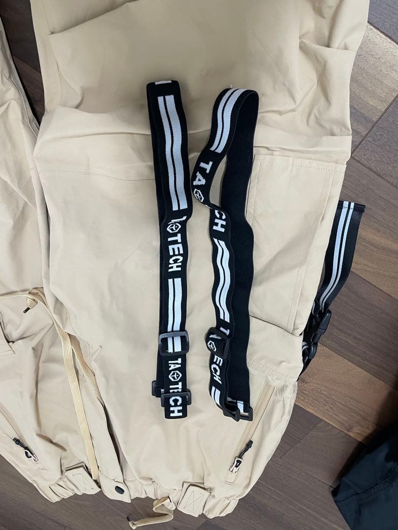 TAOTECH タオテックのコーチジャケットとベージュカーゴパンツセット