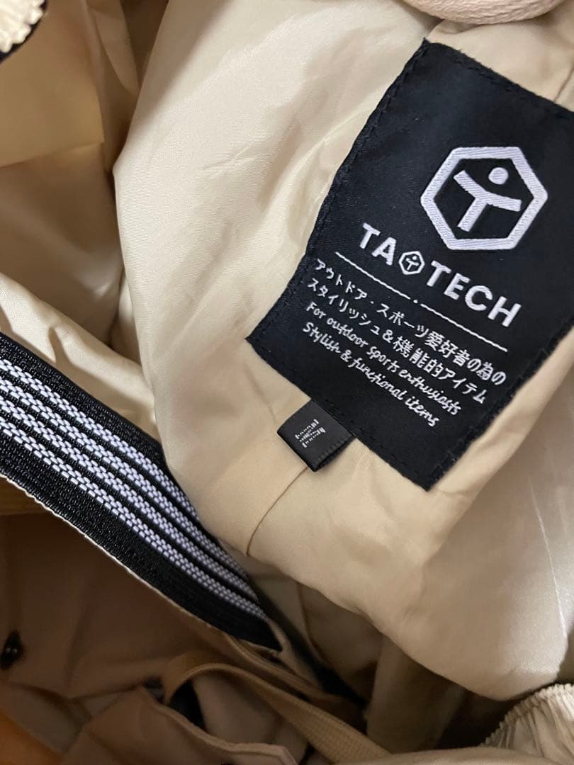 TAOTECH タオテックのコーチジャケットとベージュカーゴパンツセット