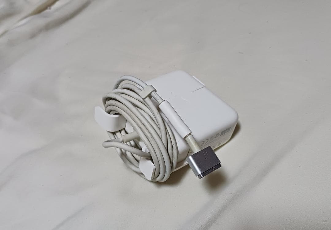 MacBook Air 11インチ　動作品　ACアダプター付属