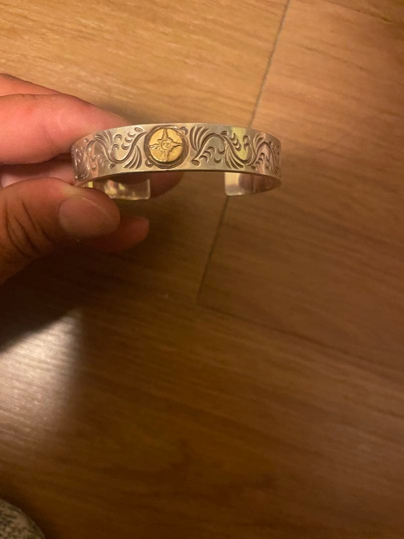 パウ　ファーストアロー K18付 平打12mmカラ草彫りバングル