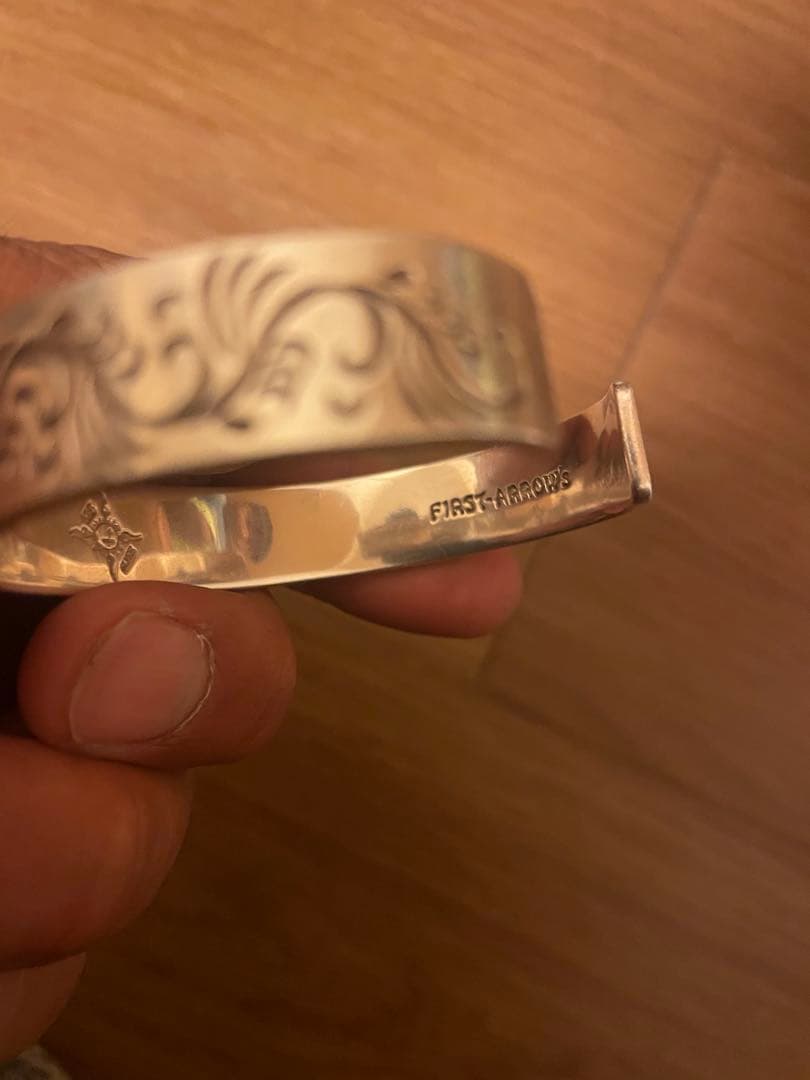 パウ　ファーストアロー K18付 平打12mmカラ草彫りバングル