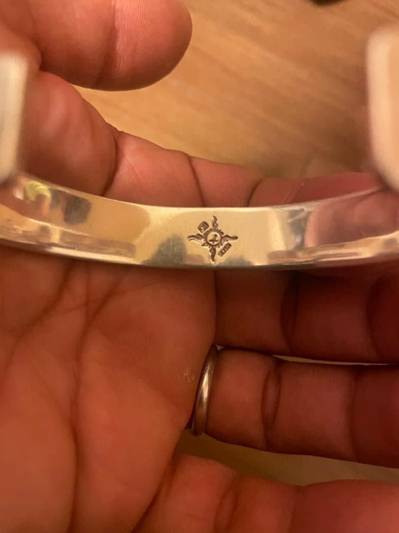 パウ　ファーストアロー K18付 平打12mmカラ草彫りバングル