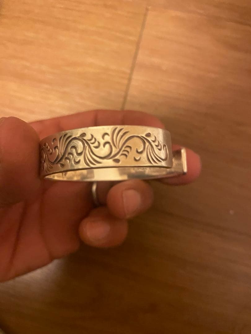 パウ　ファーストアロー K18付 平打12mmカラ草彫りバングル