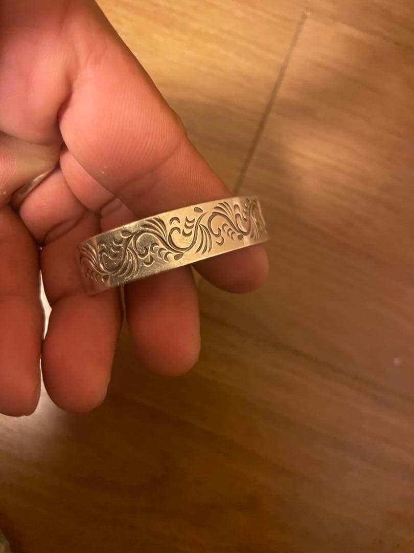 パウ　ファーストアロー K18付 平打12mmカラ草彫りバングル