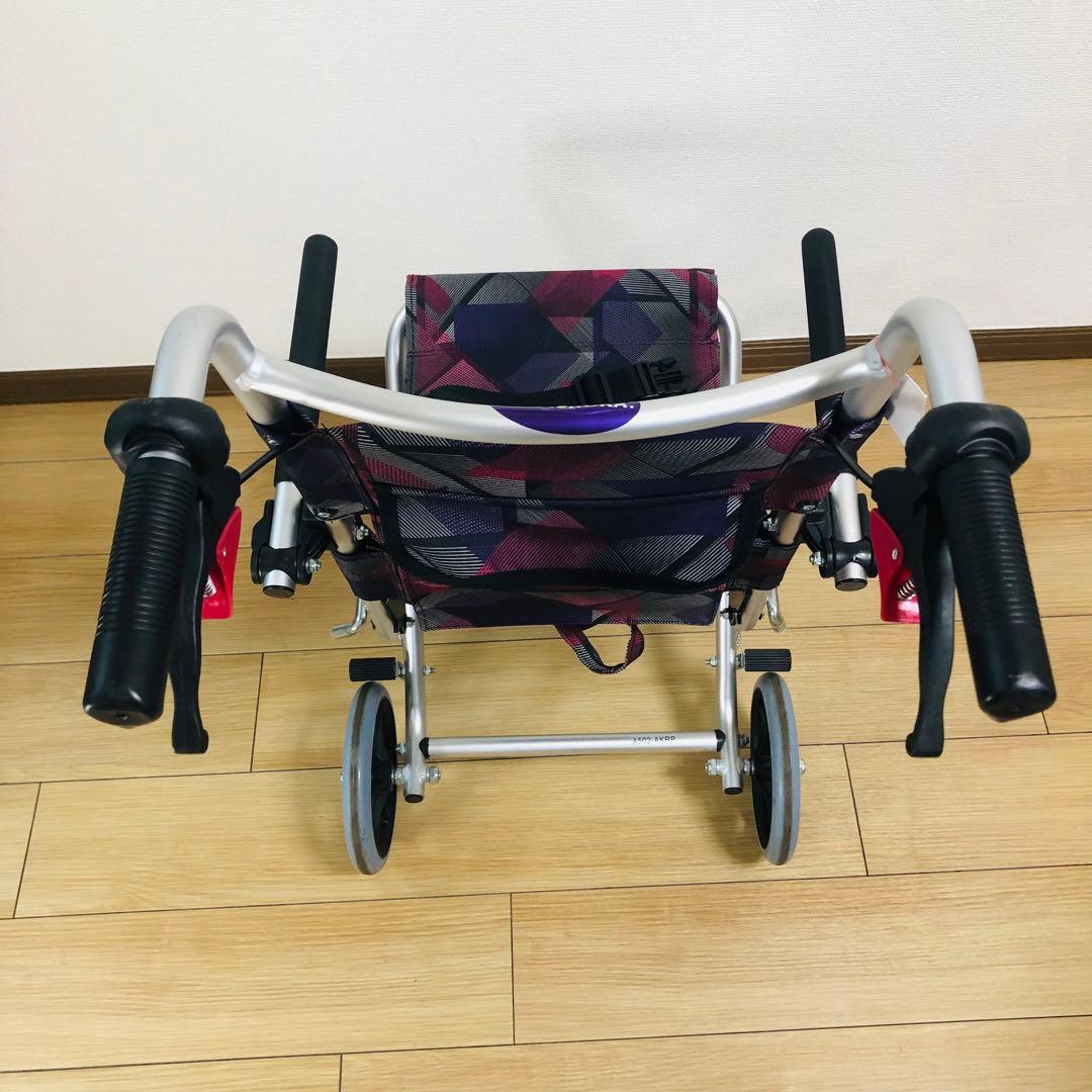 【美品、送料込み】車いす 軽量 コンパクト 介助式 簡易型 カドクラ　タッチ