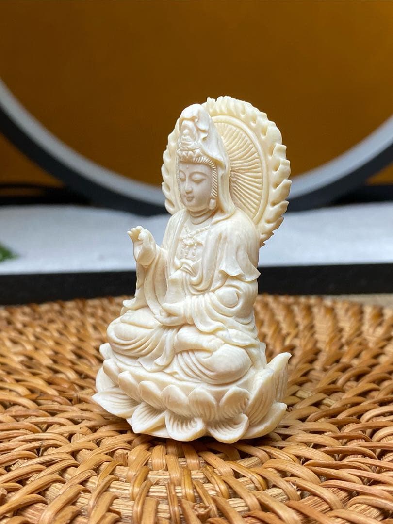 天然マンモス牙美しい手作り彫刻　浄瓶観音　置物