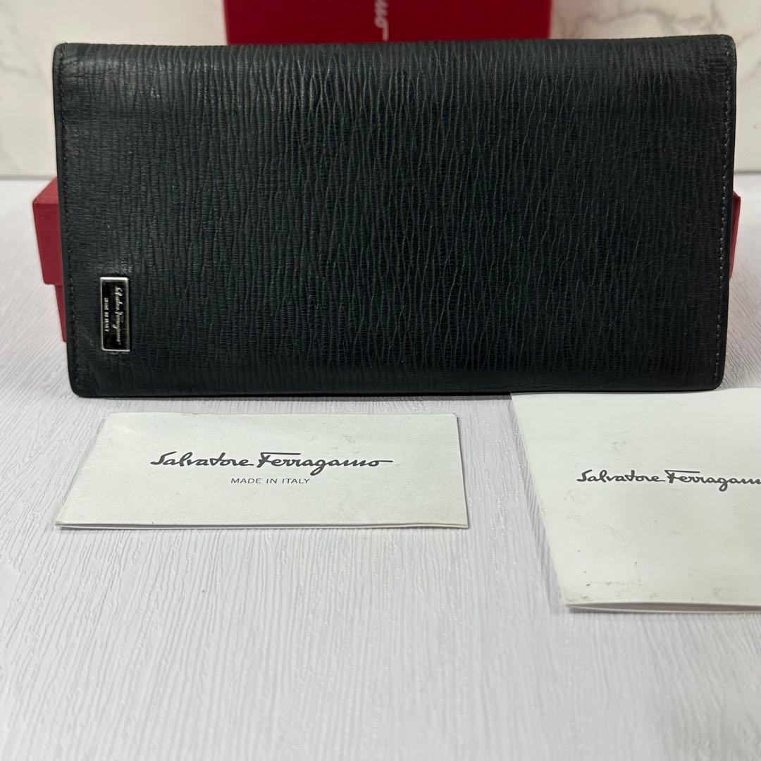 新品同様‼️ サルヴァトーレフェラガモ　財布　二つ折り　長財布　ガンチーニ