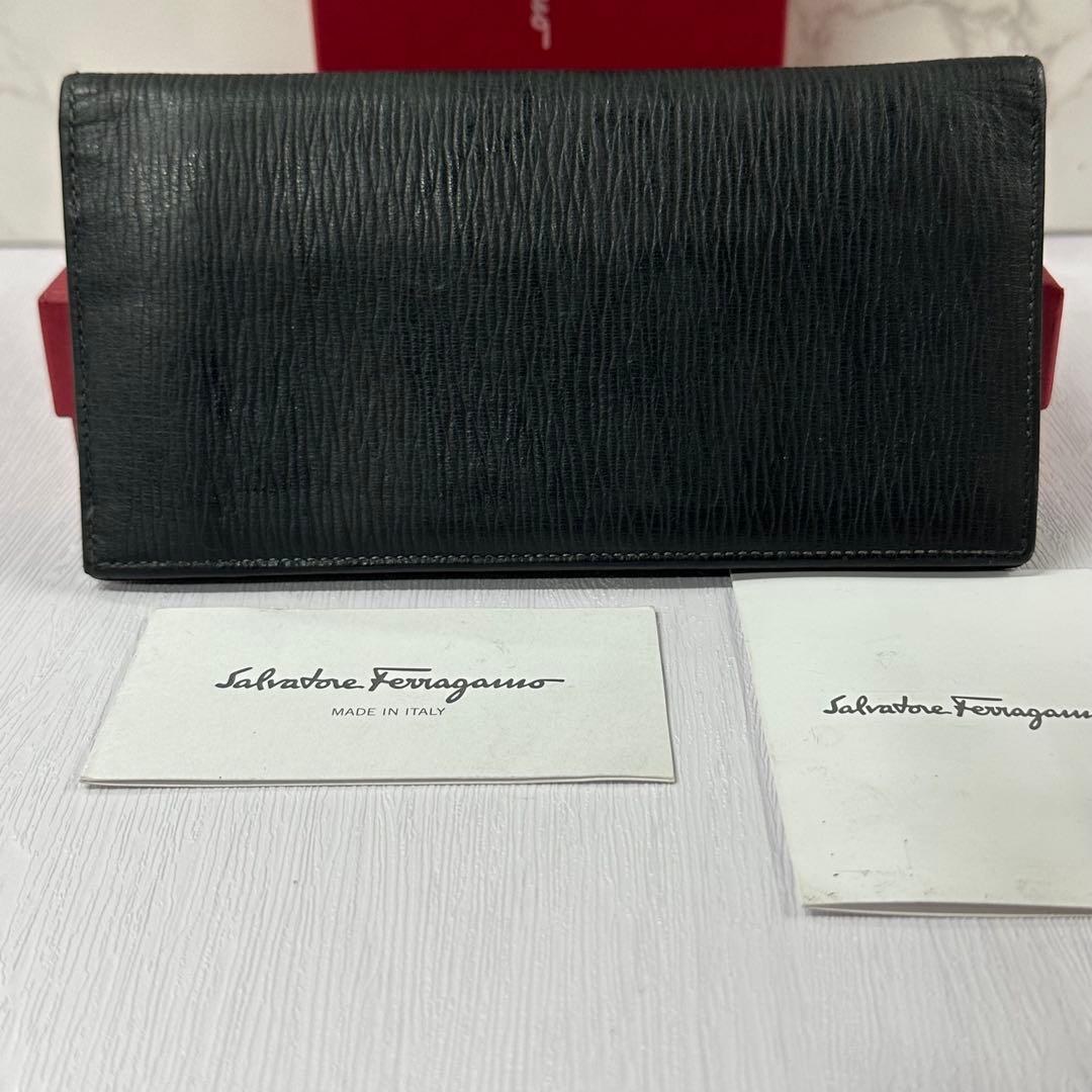 新品同様‼️ サルヴァトーレフェラガモ　財布　二つ折り　長財布　ガンチーニ