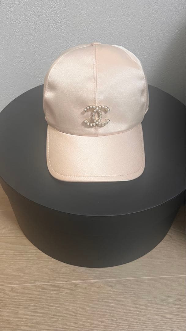 CHANEL（シャネル） キャップ ピンクベージュ パール付きCCロゴ サテン
