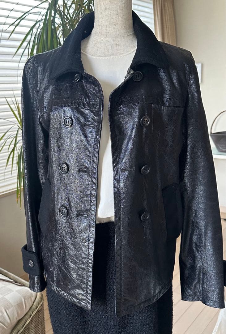 美品！技あり！！CIVIDINIの皮をエナメル加工したオシャレなジァケットです。