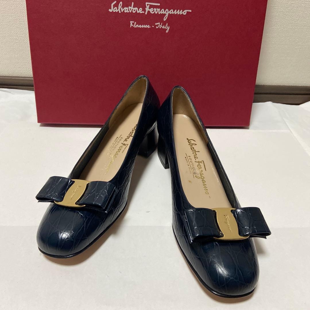 未使用✨Salvatore Ferragamo ネイビー パンプス フェラガモ