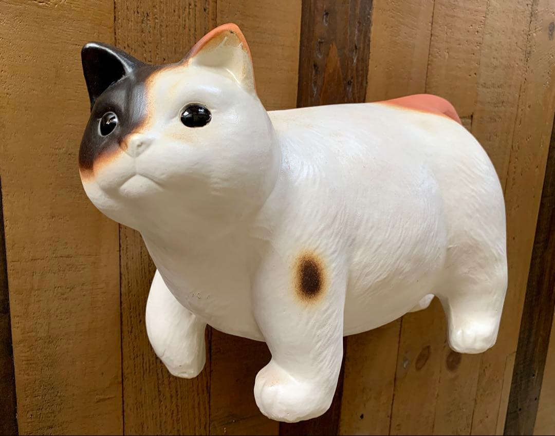 猫の陶器の置物　でぶネコ (三毛）　信楽焼　約39×17×24cm　中村陶器