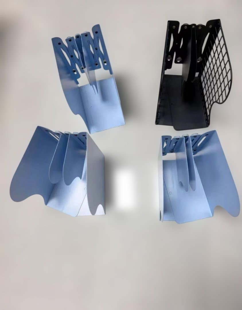 青い金属製書類整理ラック