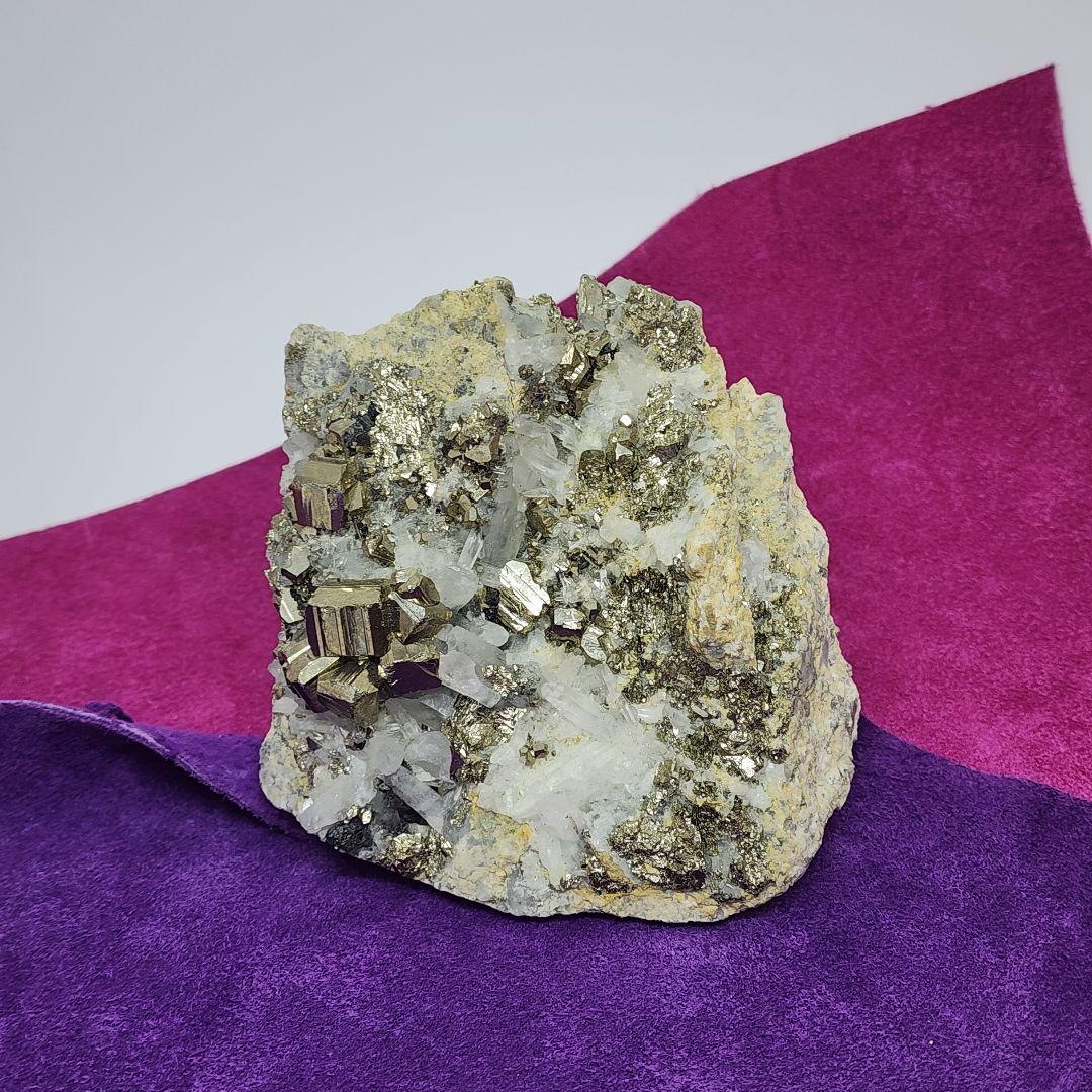 キラキラのパイライトとクリスタル水晶の共生 原石！