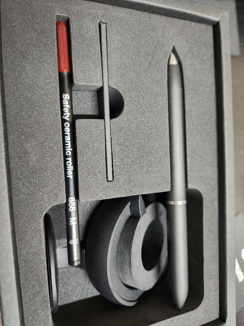 中に浮くボールペン