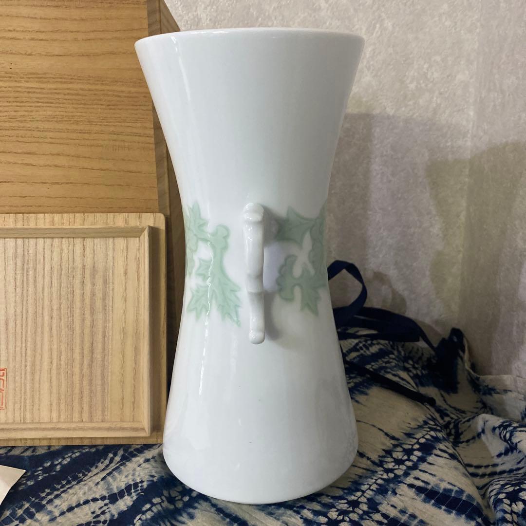 人間国宝　井上萬二　白磁緑釉牡丹文耳付花瓶