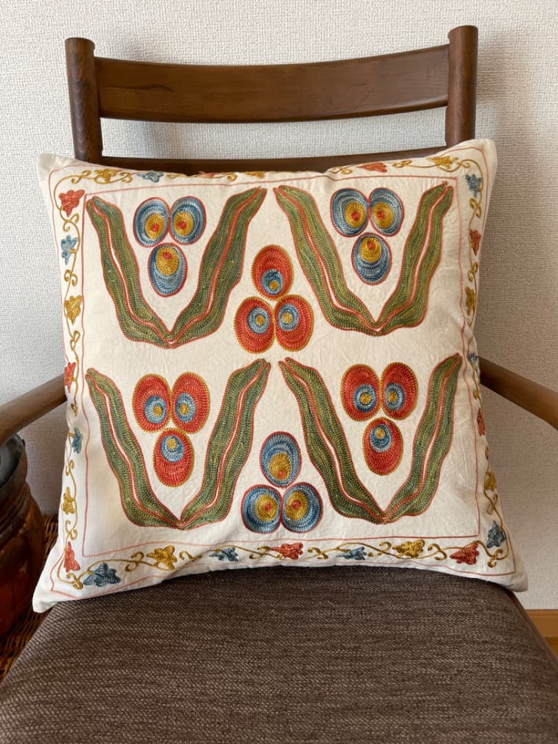 ウズベキスタン伝統刺繍スザニ　クッションカバー
