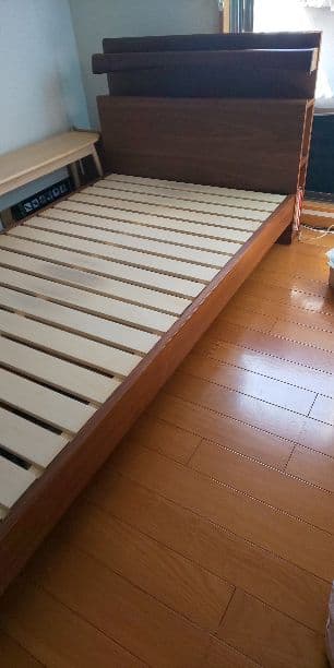 マニエSベッド すのこ(少し色がついてます写真有) 枕元2口電源 書棚有