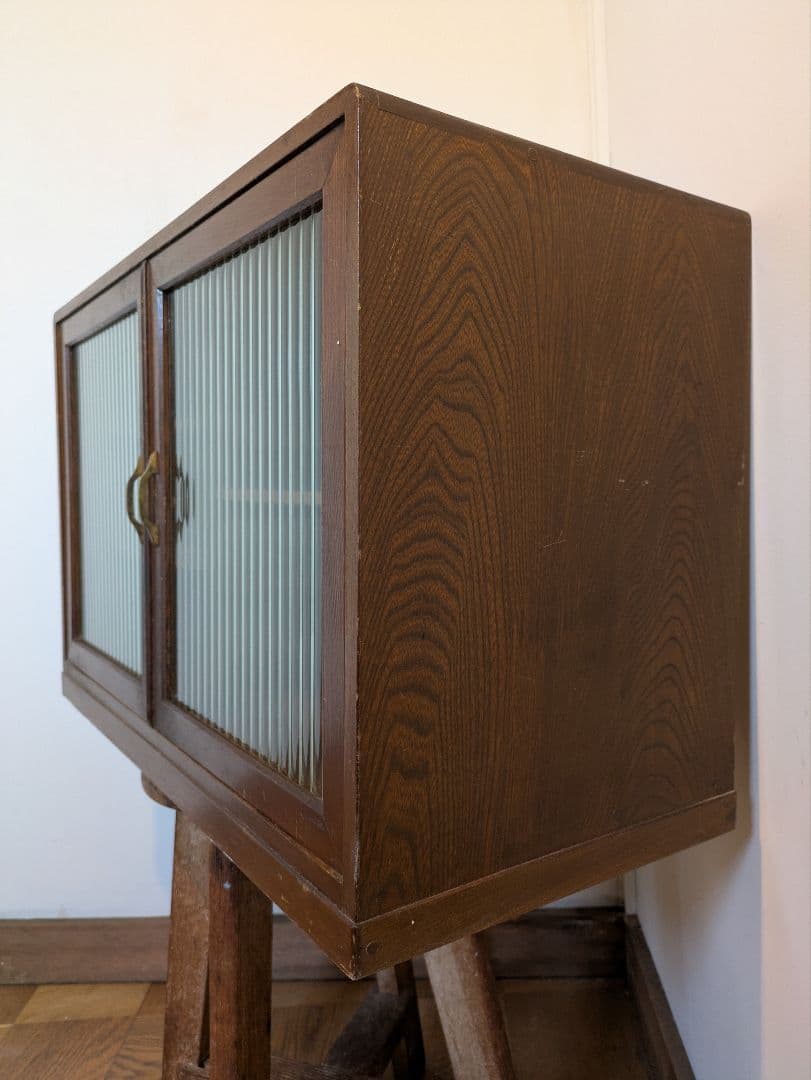 アンティーク ヴィンテージ レトロな小さめキャビネット モールガラス