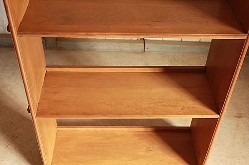 古い小ぶりな木製の収納棚　4段　本棚　食器棚　オープンラック　古家具　古道具