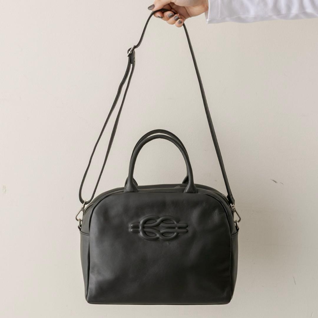 イアパピヨネ 本革 ショルダー付き 2way エンボスボストンバッグ ブラック