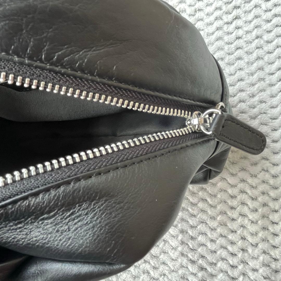 イアパピヨネ 本革 ショルダー付き 2way エンボスボストンバッグ ブラック